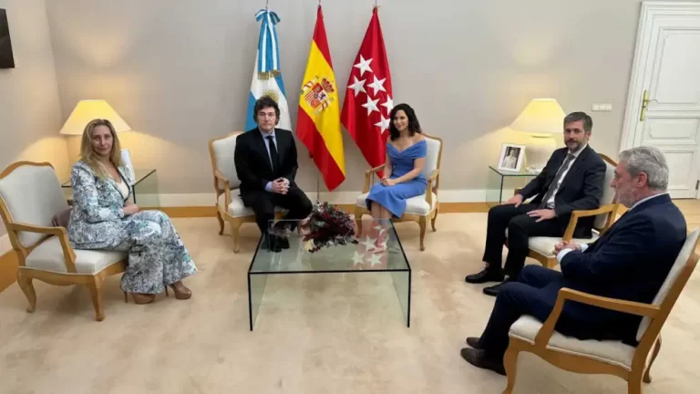 El Presidente se reunió con Díaz Ayuso y fue premiado