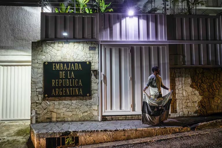 Caracas: le cortaron la luz a la Embajada argentina