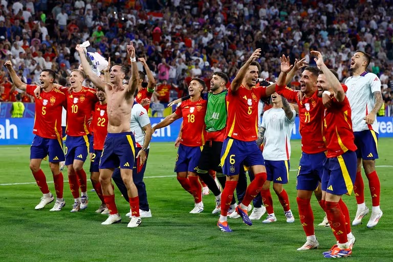 España derrotó a Francia y es finalista de la Eurocopa